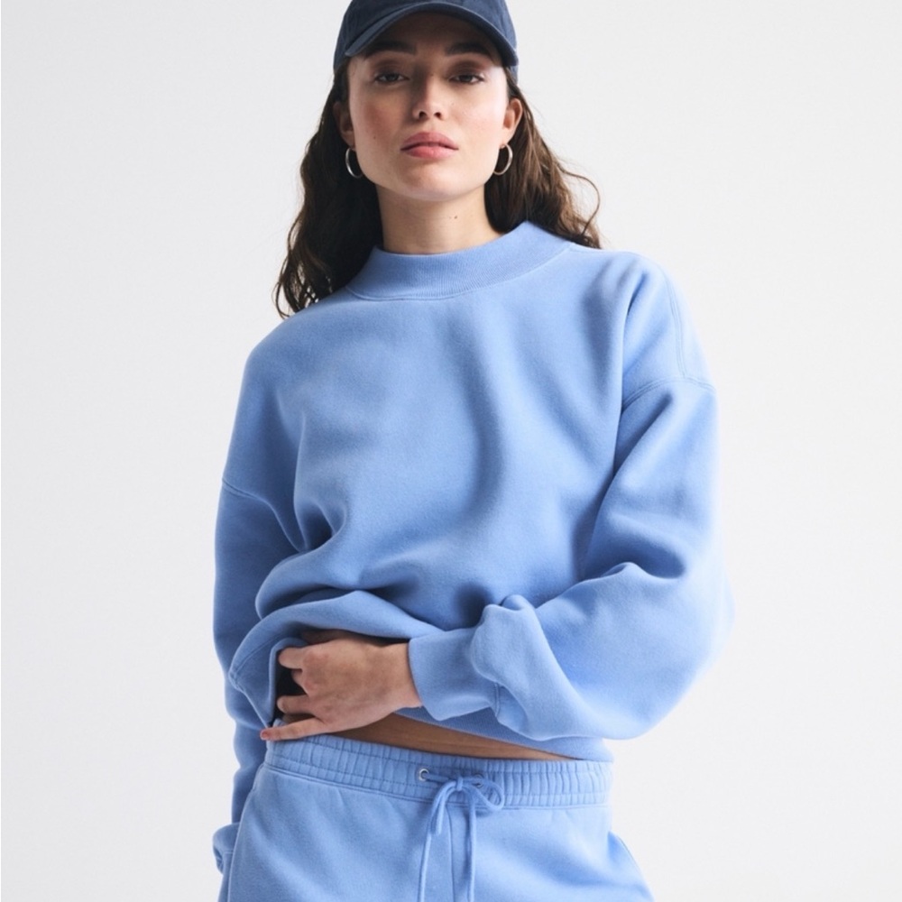 Abercrombie & Fitch Women's Light Blue Crew Neck Sweater